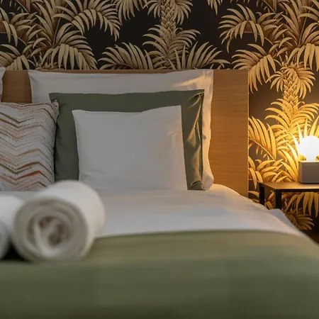 Old Town Luxe Retreat - King Bed - Steps To Main Square-2